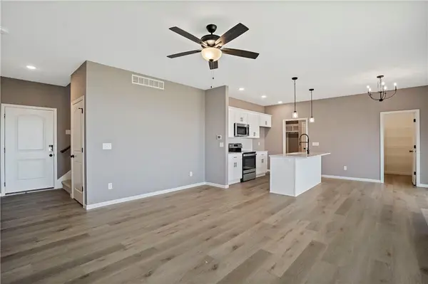 12604 S Parkwood LN, Lee's Summit, MO 64086