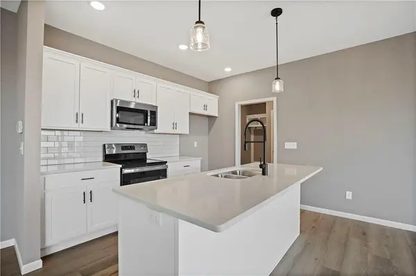 12604 S Parkwood LN, Lee's Summit, MO 64086