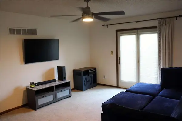 756 SE Claremont CT, Lee's Summit, MO 64063