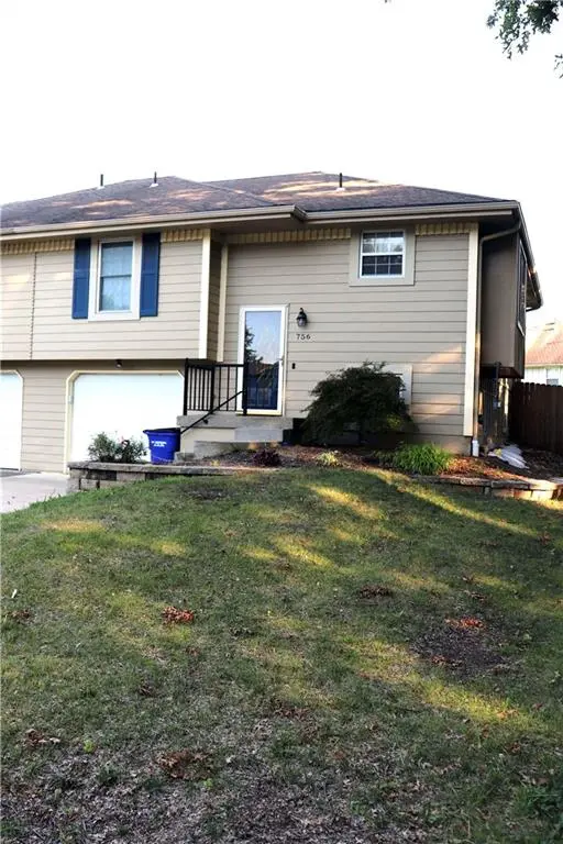 756 SE Claremont CT, Lee's Summit, MO 64063