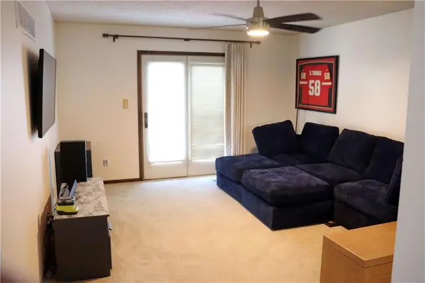 756 SE Claremont CT, Lee's Summit, MO 64063