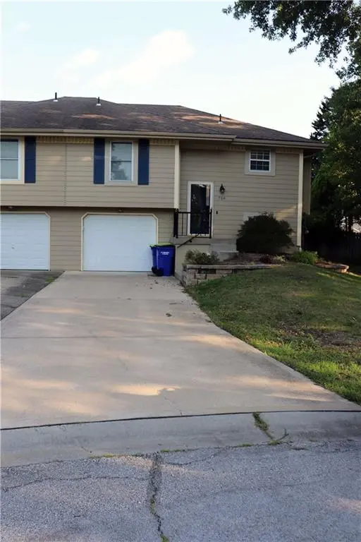 756 SE Claremont CT, Lee's Summit, MO 64063
