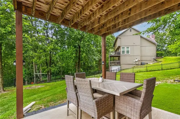 6388 NW Sioux DR, Parkville, MO 64152