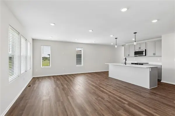 1433 SE Vantage Point DR, Lee's Summit, MO 64081