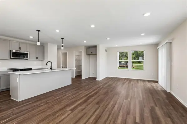 1433 SE Vantage Point DR, Lee's Summit, MO 64081