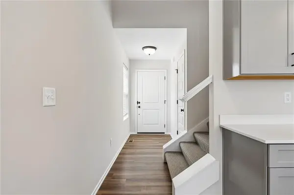 1433 SE Vantage Point DR, Lee's Summit, MO 64081
