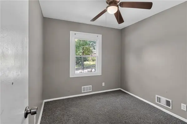 4131 E Vineyard RD, Kansas City, MO 64130