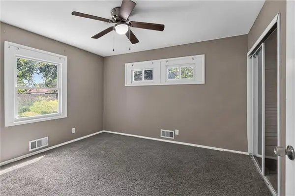 4131 E Vineyard RD, Kansas City, MO 64130