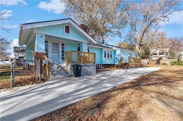2224 E 68th TER, Kansas City, MO 64132