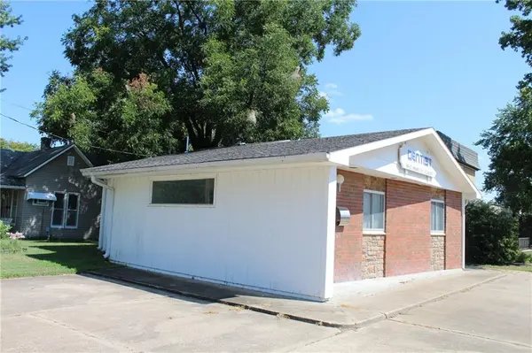 423 N Washington AVE, Iola, KS 66749