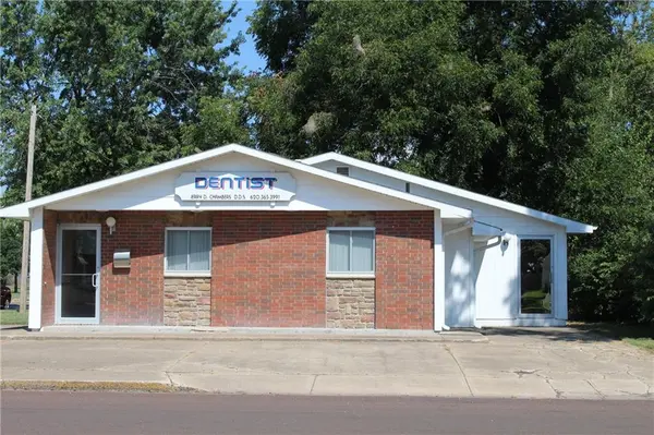 423 N Washington AVE, Iola, KS 66749