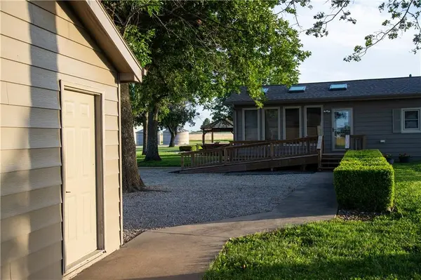 38210 Osawatomie RD, Osawatomie, KS 66064