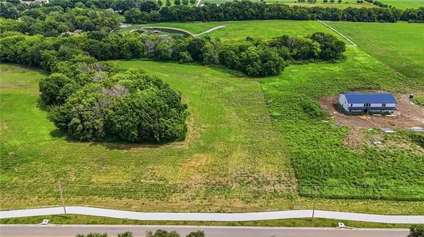 1007 N Ward RD, Raymore, MO 64083