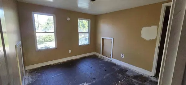 121 N ASH AVE, Independence, MO 64053