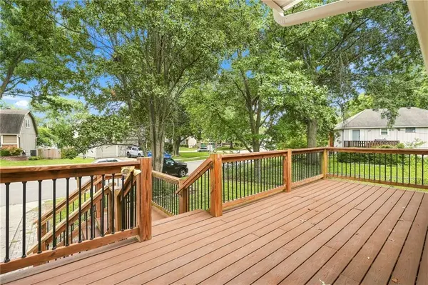 1517 Scarborough ST, Olathe, KS 66062