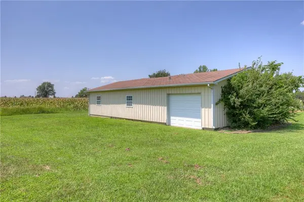 1030 W Country RD, Columbus, KS 66725