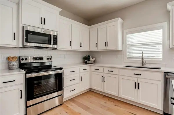 28501 W 161st TER, Gardner, KS 66030