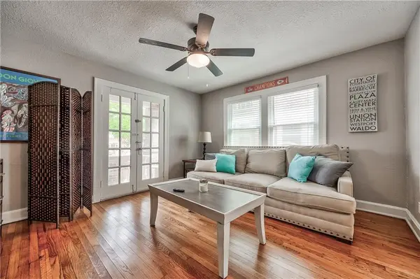 1813 W 41st ST, Kansas City, MO 64111