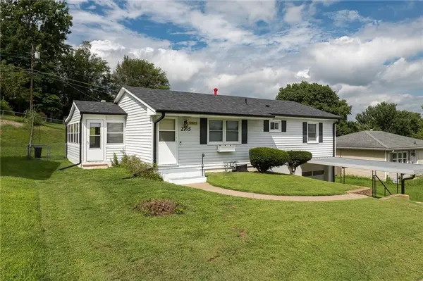 2705 Cedar ST, St Joseph, MO 64503
