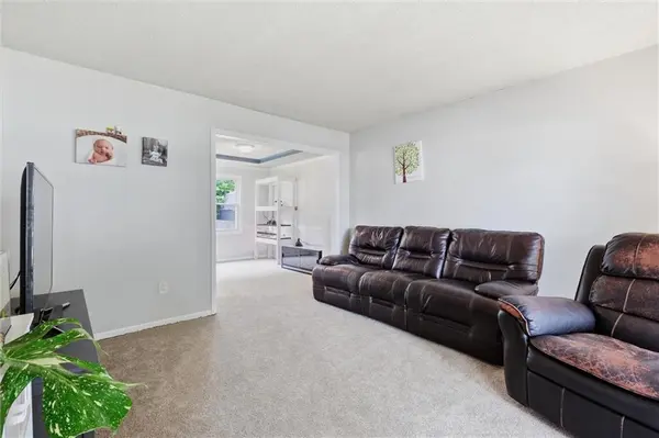 1240 E Sleepy Hollow DR, Olathe, KS 66062