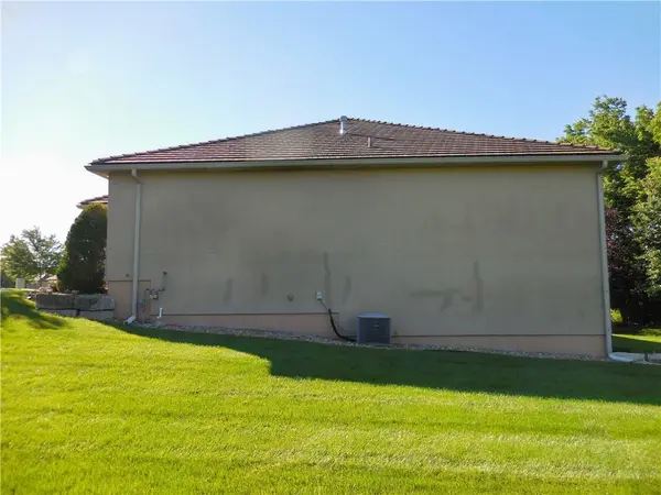 4102 NE Chapel Manor CT, Lee's Summit, MO 64064