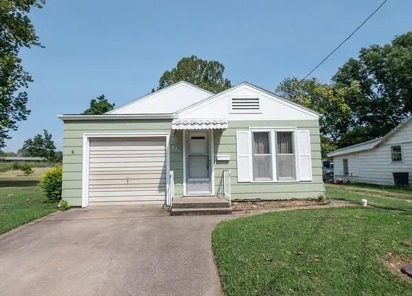 521 S 4th ST, Neodesha, KS 66757