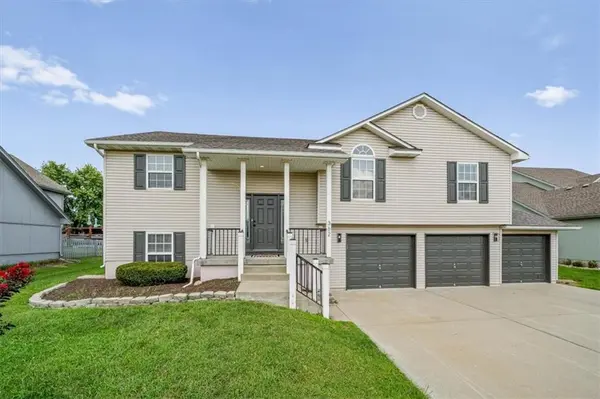 362 SW Chatham PL, Lee's Summit, MO 64082