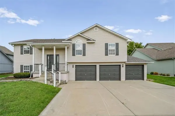 362 SW Chatham PL, Lee's Summit, MO 64082