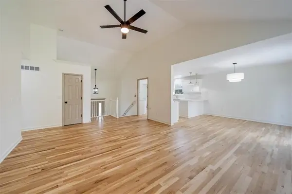 362 SW Chatham PL, Lee's Summit, MO 64082