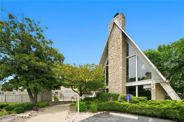 10215 Conser ST, Overland Park, KS 66212