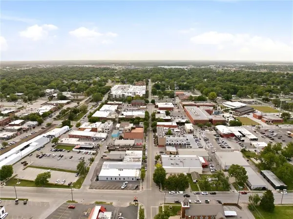 330 SE Douglas ST, Lee's Summit, MO 64063