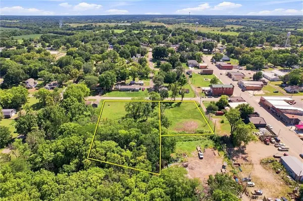 108 & 204 E Cynthia ST, Mclouth, KS 66054
