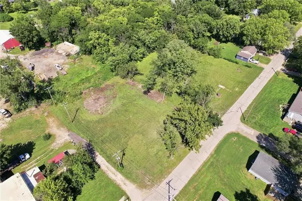 108 & 204 E Cynthia ST, Mclouth, KS 66054