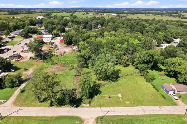 108 & 204 E Cynthia ST, Mclouth, KS 66054