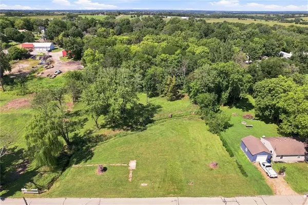 108 & 204 E Cynthia ST, Mclouth, KS 66054