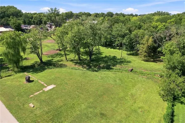 108 & 204 E Cynthia ST, Mclouth, KS 66054