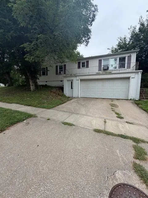 2701 Southeast TRL, St Joseph, MO 64506