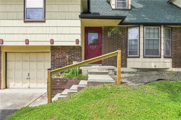 209 SW Victor DR, Blue Springs, MO 64014