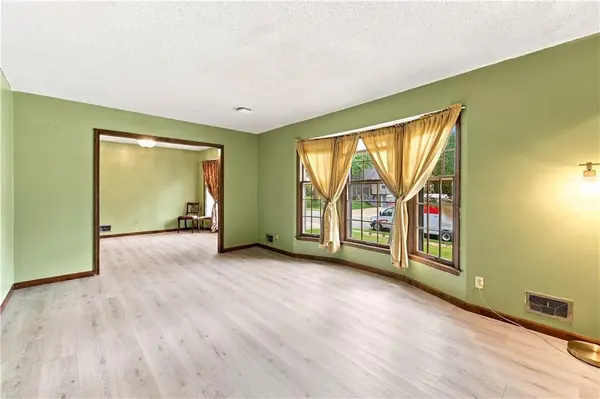 209 SW Victor DR, Blue Springs, MO 64014