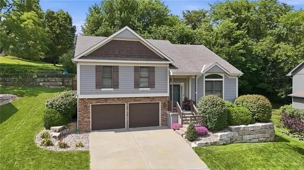 14070 NW 64th TER, Parkville, MO 64152