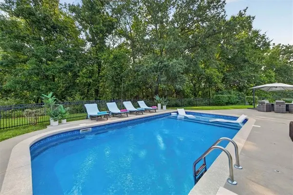 4705 NE Gateway DR, Lee's Summit, MO 64064