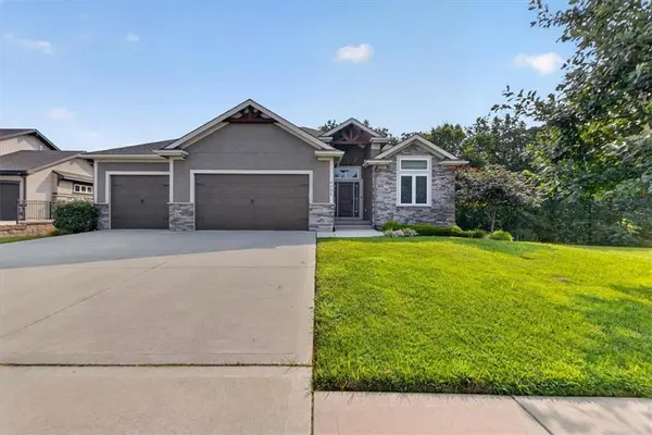 4705 NE Gateway DR, Lee's Summit, MO 64064