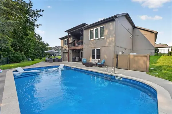 4705 NE Gateway DR, Lee's Summit, MO 64064