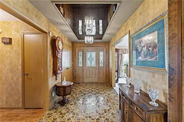 1102 Nakomis DR, Paola, KS 66071