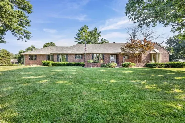 1102 Nakomis DR, Paola, KS 66071