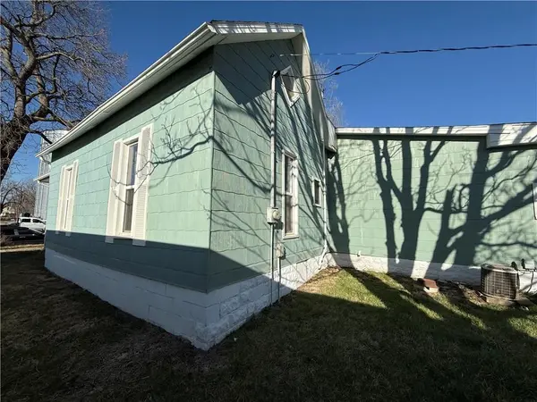 413 W 1st ST, Cameron, MO 64429