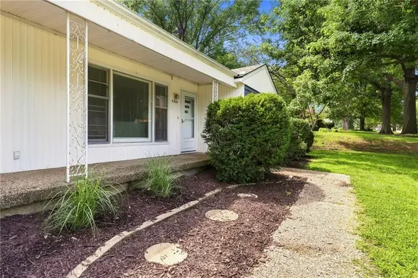 9801 E 71st TER, Raytown, MO 64133