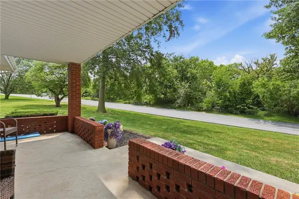 9404 NE Cookingham DR, Kansas City, MO 64157