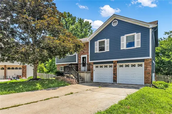 405 SE Onyx CIR, Lee's Summit, MO 64063