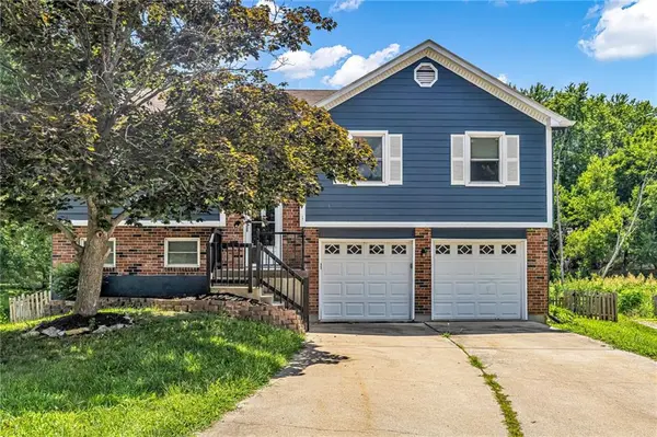405 SE Onyx CIR, Lee's Summit, MO 64063